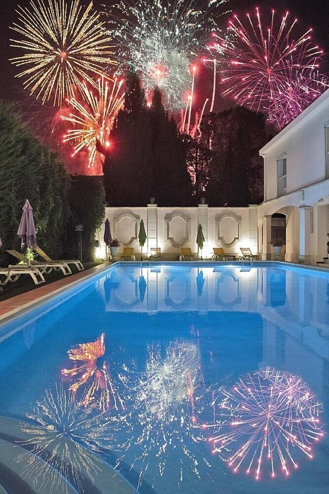 Hotel Mireille Арль Экстерьер фото
