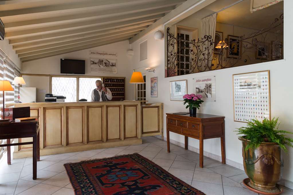 Hotel Mireille Арль Интерьер фото